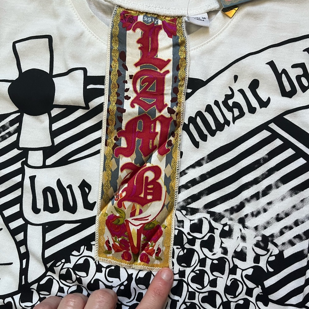 🚨SOLD🚨NWT L.A.M.B. Gwen Stefani Jumbo Staff Icon Logo Tee Shirt ‼️PRICE FIRM‼️ - Picture 3 of 9
